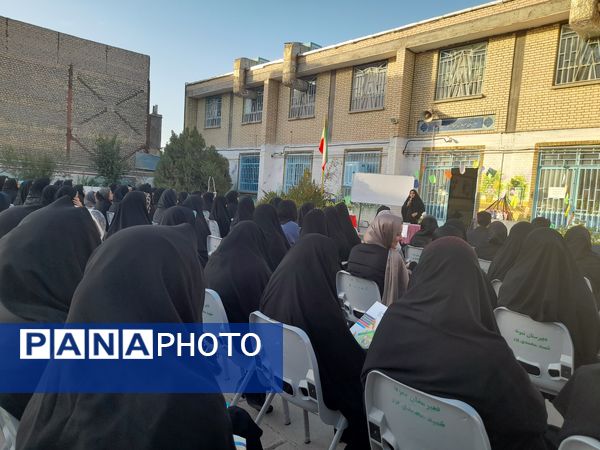 جلسه انجمن اولیا و مربیان در دبیرستان شهید محمدی‌پور