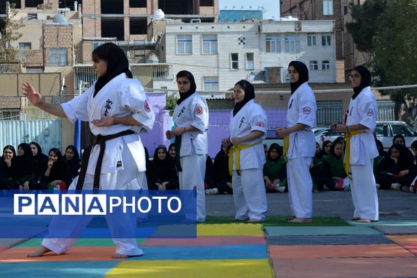 از حرکات رزمی دانش‌آموزان تا طناب‌کشی معلمان، المپیاد ورزشی مدرسه حکمت بهارستان‌دو