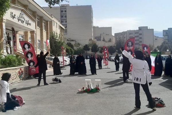 نمایش خیابانی دانش‌آموزان دختر استان البرز به مناسبت هفته دفاع مقدس 