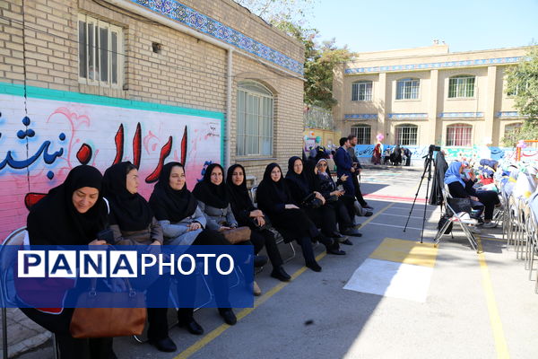 جشن عاطفه‌ها در دبیرستان ۱۳ آبان تبریز