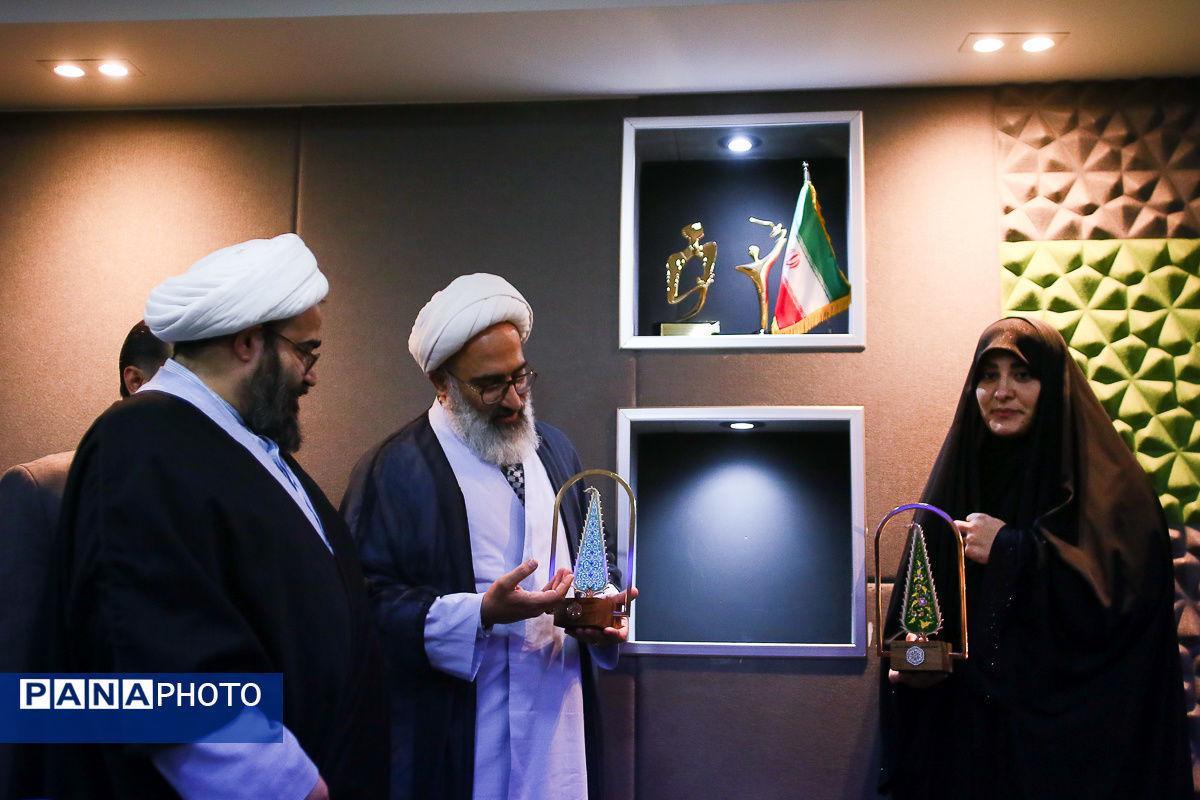 نخستین روضه گردان تاریخ حضرت زهرا بوده است / نشان «فضه» رونمایی شد