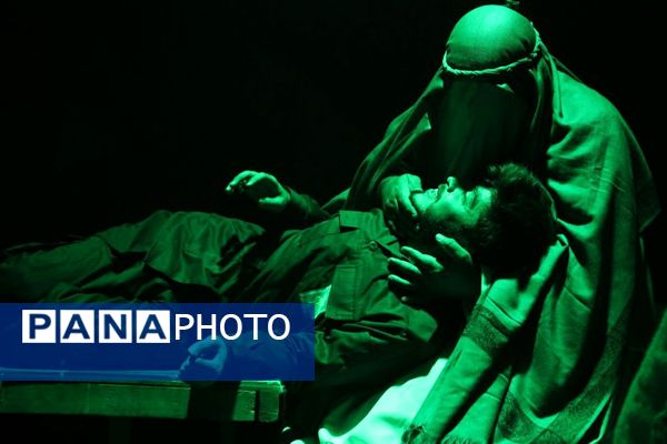 «روایت زمان»؛ هنرنمایی تئاتری در ستایش شهدا روی صحنه فرهنگسرای رازی ورامین