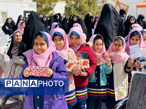 نواختن زنگ جشن نیکوکاری در دبستان زینب قهرمانی مه ولات