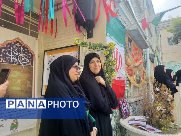 مراسم باشکوه زنگ ایثار و مقاومت در مدرسه شاهد تکتم ناحیه ۳