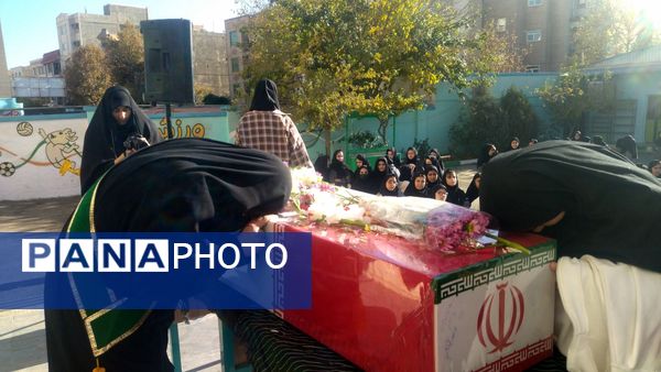 حضور پرمهابت شهید گمنام به مدرسه حضرت زینب صدرا و گرامیداشت مراسم پرچم‌گردانی امام حسین(ع) در هشتگرد