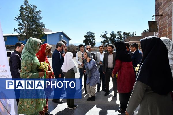 حضور نماینده کمیساریای عالی سازمان ملل در دبستان وحدت بیرجند 