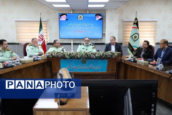گل‌های قدردانی دانش‌آموزان پیشتاز برای حافظان امنیت