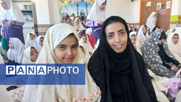 نماز مادر و دختری به مناسبت روز دانش‌آموز در دبستان دخترانه اندیشه