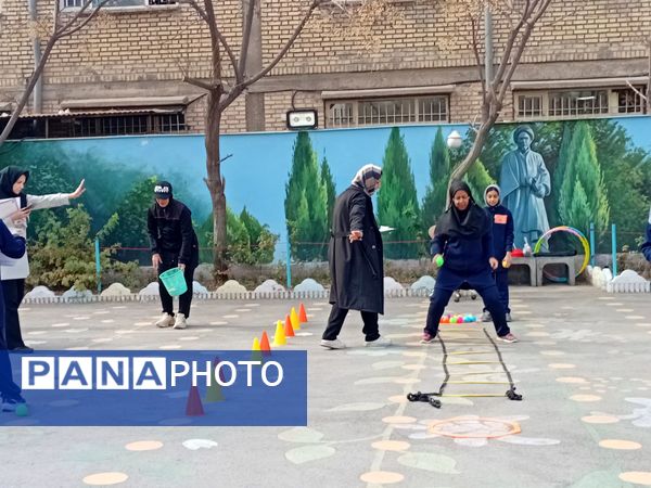 مسابقه جذاب مادر و دختر در دبستان مصلی نژاد حضرت زینب(س)