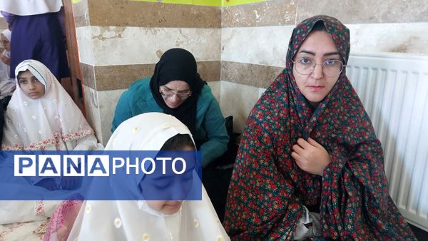 نماز مادر و دختری به مناسبت روز دانش‌آموز در دبستان دخترانه اندیشه