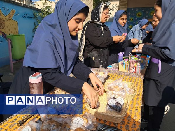 بازارچه دست‌ساخته‌های دانش‌آموزی در دبیرستان بهار آزادی قائمشهر