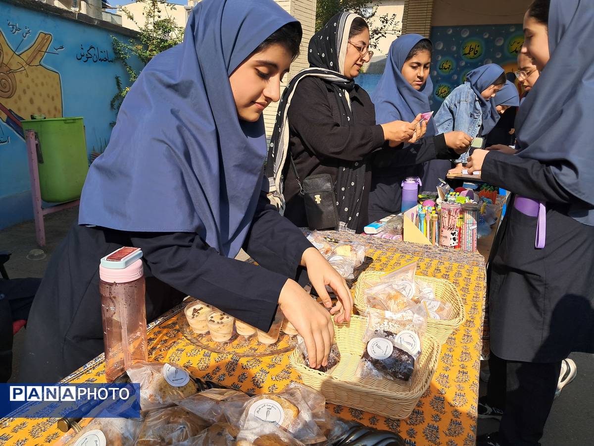 بازارچه دست‌ساخته‌های دانش‌آموزی در دبیرستان بهار آزادی قائمشهر