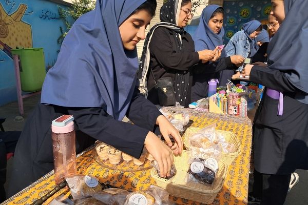 بازارچه دست‌ساخته‌های دانش‌آموزی در دبیرستان بهار آزادی قائمشهر