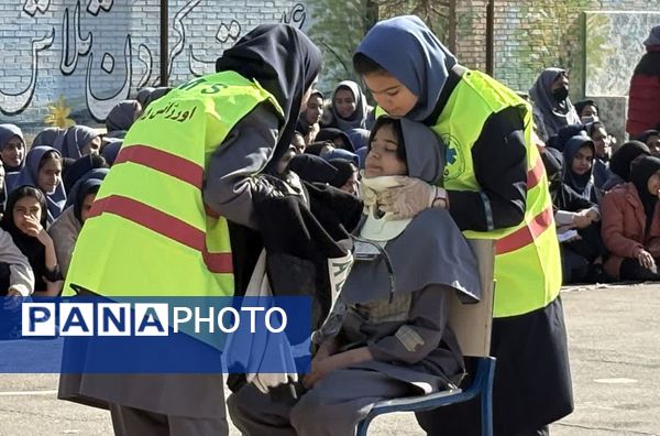 برگزاری مانور سراسری زلزله و ایمنی در مدرسه شهید دهقان 