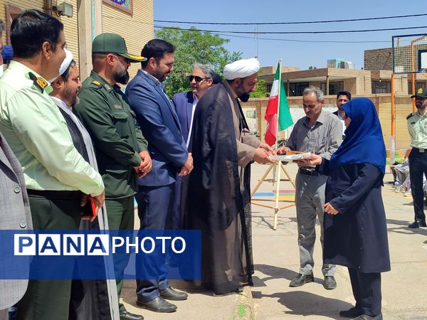 نواختن زنگ سپاس معلم در دبستان دخترانه شاهد نرگس