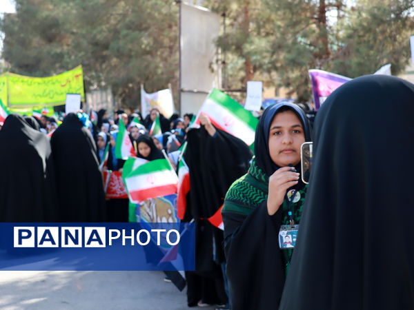 حضور افتخارآفرین دانش آموزان میبدی در تجمع یوم الله سیزده آبان 