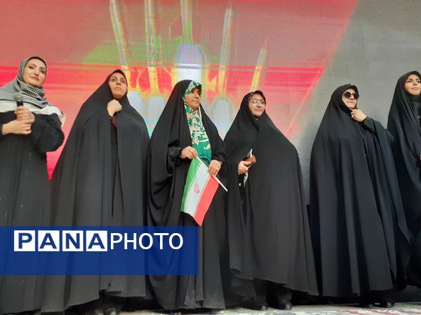 جلوه‌هایی از اجتماع مردم بجنورد در تجلیل از بانوی شجاع رسانه ملی