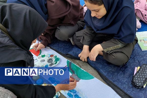 نمایشگاه دست سازه‌های دانش‌آموزان مدرسه شهید شرافت بهارستان‌دو