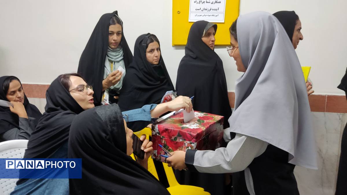 جلسه انجمن اولیا و مربیان در دبیرستان نمونه دولتی مهرورزان خواف