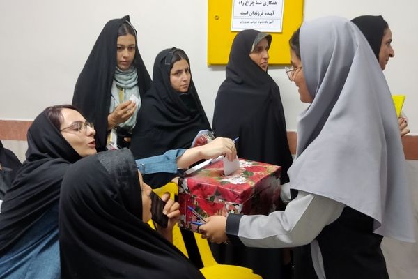 جلسه انجمن اولیا و مربیان در دبیرستان نمونه دولتی مهرورزان خواف