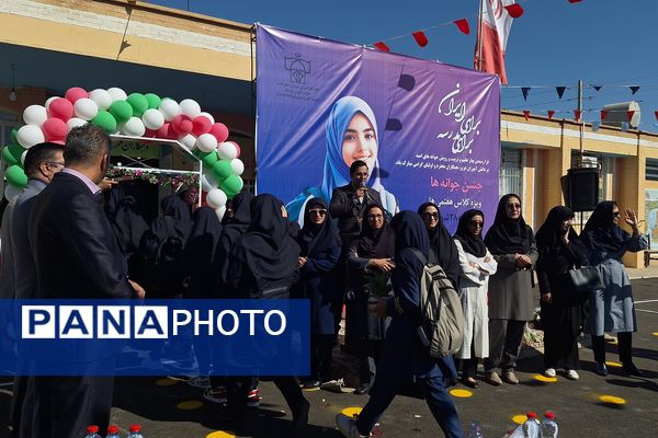 آیین نواختن زنگ مدرسه با شروع سال تحصیلی جدید 