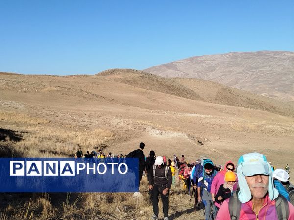 صعود هیات کوهنوردی خراسان شمالی به قله بابا سبز فاروج 