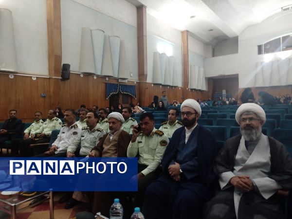 همایش فضای مجازی ظرفیت ها و آسیب ها در سالن سرو کاشمر با حضور مسئولین شهرستان