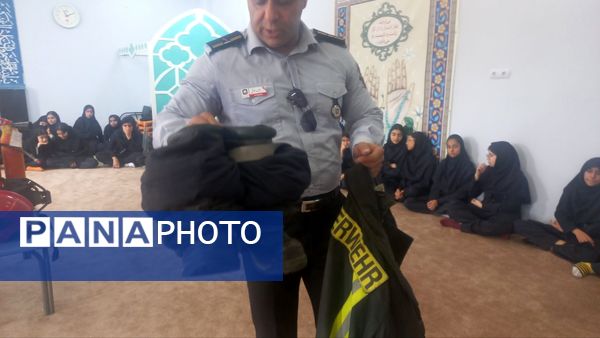 آموزش ایمنی و اطفای حریق برای دانش‌آموزان دبیرستان فرهنگیان
