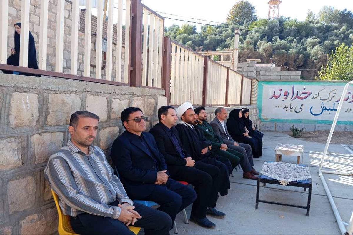 نواخته شدن زنگ پدافند غیرعامل و برگزاری نمایشگاه آموزشی در دبیرستان ایرانسل معمولان