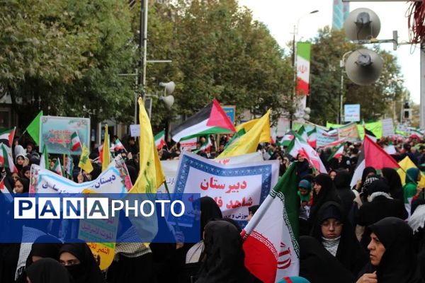 حضور دانش‌آموزان زنجانی در راهپیمایی روز ۱۳ آبان 