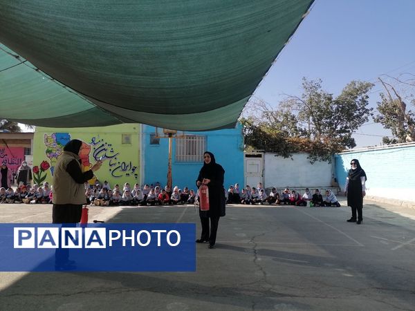 آموزش اطفاء حریق در مدرسه ناهید نخودی