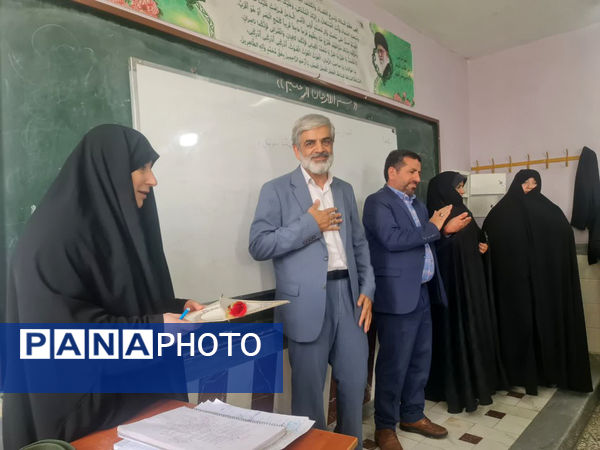 تقدیر مدیر آموزش و پرورش ناحیه 2 قم از معلمان دبیرستان سید احمد فاتحی یک 