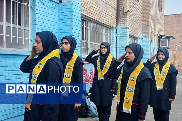 برگزاری همایش وطن‌یار در توحید یک؛ ادای احترام دانش‌آموزان به شهدای جنگ ۱۲روزه با حضور مادر «پسر آسمانی» عرشیان افشارمند در شهرستان قدس