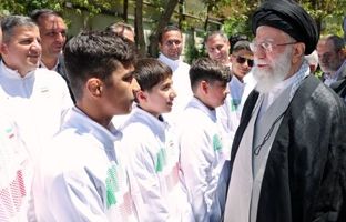 قاب ماندگار؛ عکس یادگاری ‌دانش‌آموزی کاروان امید ایران با رهبر معظم انقلاب