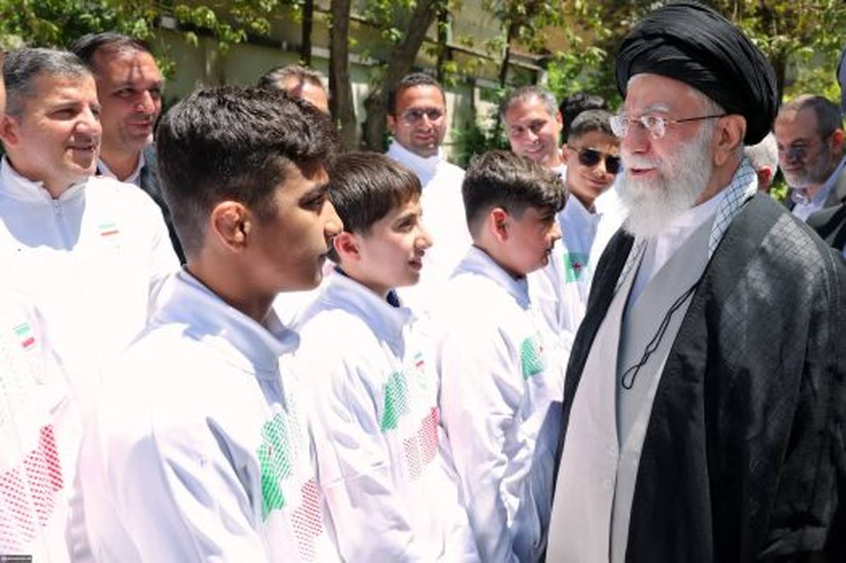 قاب ماندگار؛ عکس یادگاری دانشآموزی کاروان امید ایران با رهبر معظم انقلاب
