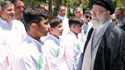 قاب ماندگار؛ عکس یادگاری ‌دانش‌آموزی کاروان امید ایران با رهبر معظم انقلاب