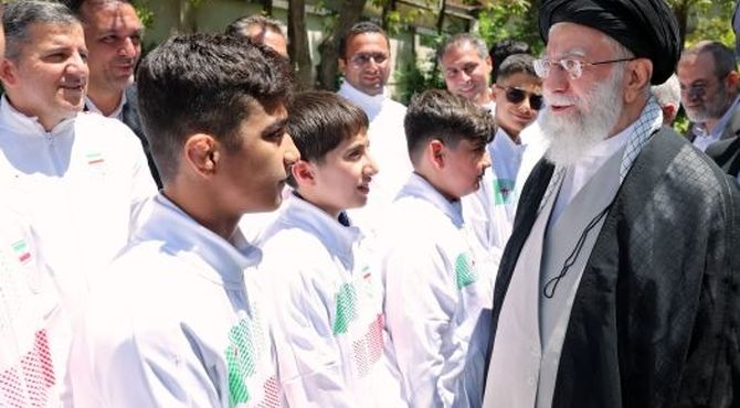 قاب ماندگار؛ عکس یادگاری ‌دانش‌آموزی کاروان امید ایران با رهبر معظم انقلاب