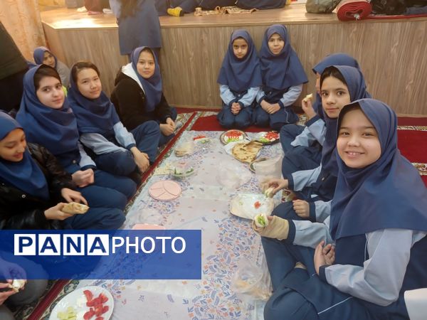 صبحانه سالم با طعم انقلاب در دبستان شاهد کوثر ناحیه 5 مشهد