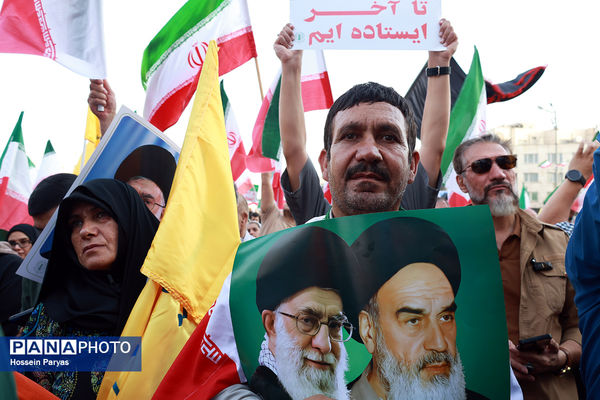 تجمع مردمی بشارت فتح در میدان انقلاب