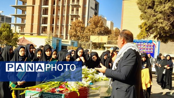 حال‌وهوای معنوی دانش‌آموزان در استقبال از پیکر شهید ۲۳ ساله در مدرسه شهید عصمت ناحیه 3 کرج 
