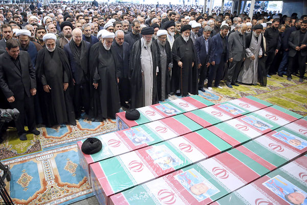 اقامه نماز بر پیکر رئیس‌جمهور شهید و همراهان گرامی ایشان