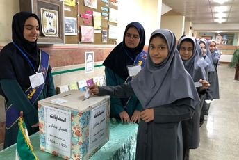 حضور پرشور دانش آموزان آموزشگاه شاهد نجمه ناحیه دو شهرری در انتخابات همیار مشاور 