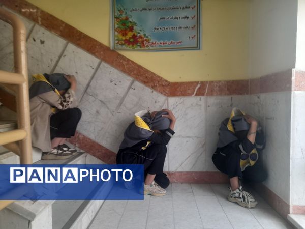 بیست و هفتمین مانور سراسری زلزله در دبیرستان نمونه وکیلی ۱۰