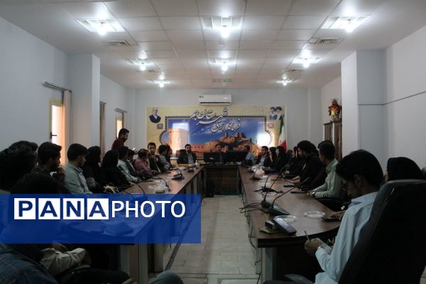 نشست هم‌اندیشی مشاوران جوان استاندار کرمان با گروهی از جوانان شهرستان بم 