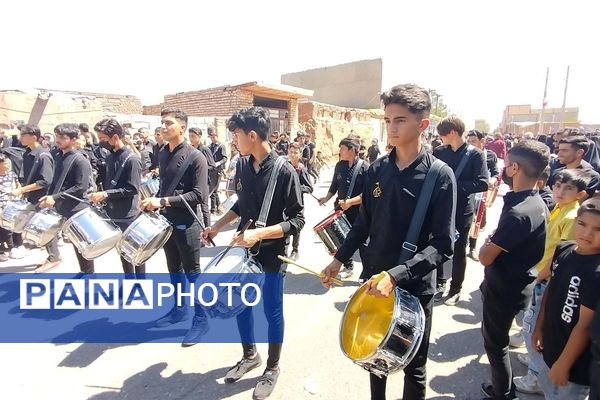 مراسم تعزیه‌خوانی و زنجیر زنی اربعین حسینی در روستای احمد‌آباد نیشابور 