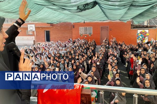 مراسم عزاداری فاطمیه با برکت پرچم امام حسین(ع) در مدرسه آیت‌الله خامنه‌ای