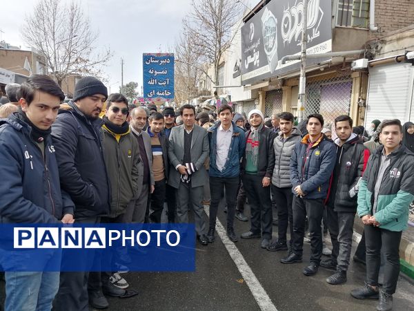 راهپیمایی ۲۲بهمن در شهرستان کاشمر با حضور پر رنگ مردم برگزار شد 