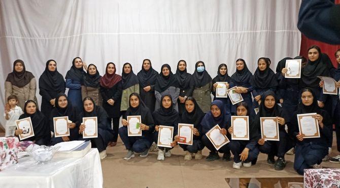گرامیداشت مقام معلم و تجلیل از دانش‌آموزان برتر در دبیرستان زینب