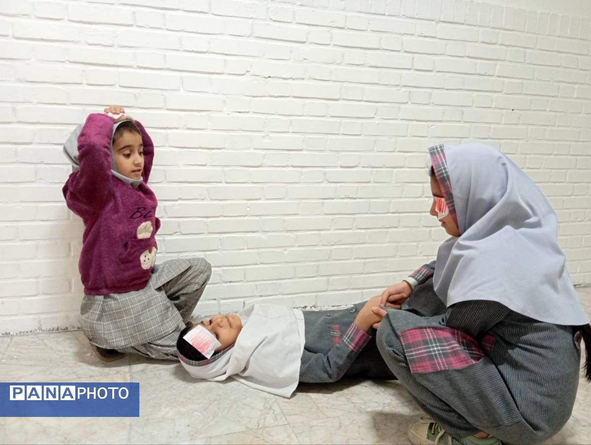 برگزاری مانور زلزله در دبستان دخترانه نرجس یک 