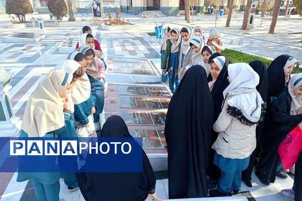 غبارروبی مزار شهدا توسط دانش‌آموزان دبستان سمیه